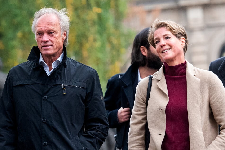 Gut gelaunt kommt Christina Block zusammen mit ihrem Lebensgefährten Gerhard Delling (66) am Mittwoch beim Landgericht Hamburg an. Der ehemalige Sportmoderator ist wegen Beihilfe angeklagt.