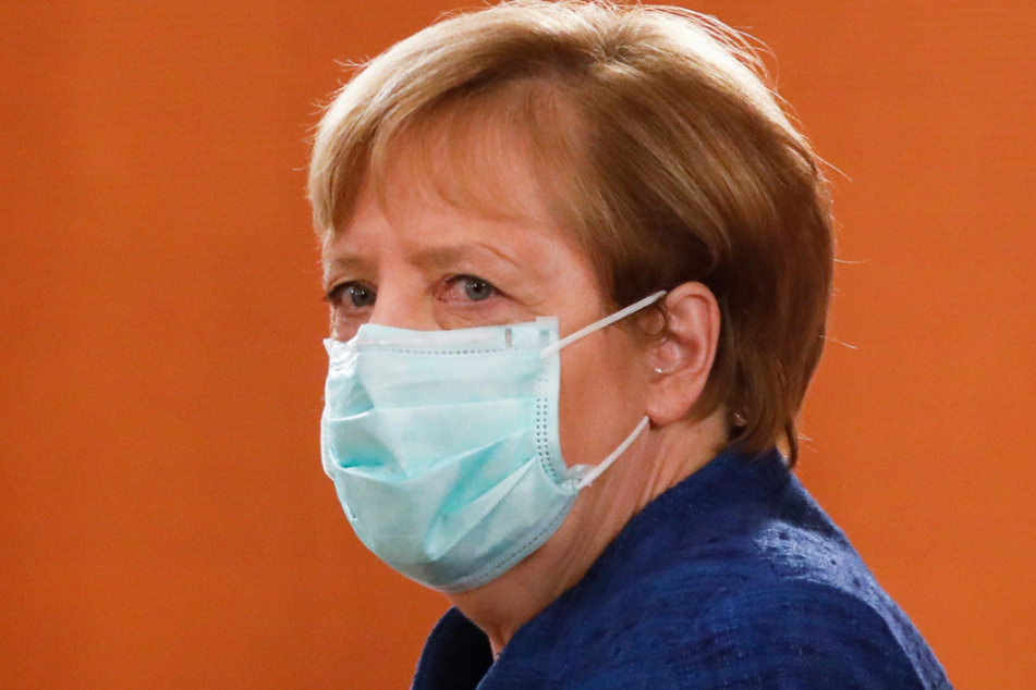 Bundeskanzlerin Angela Merkel (66, CDU) geht mit gutem Vorbild voran.
