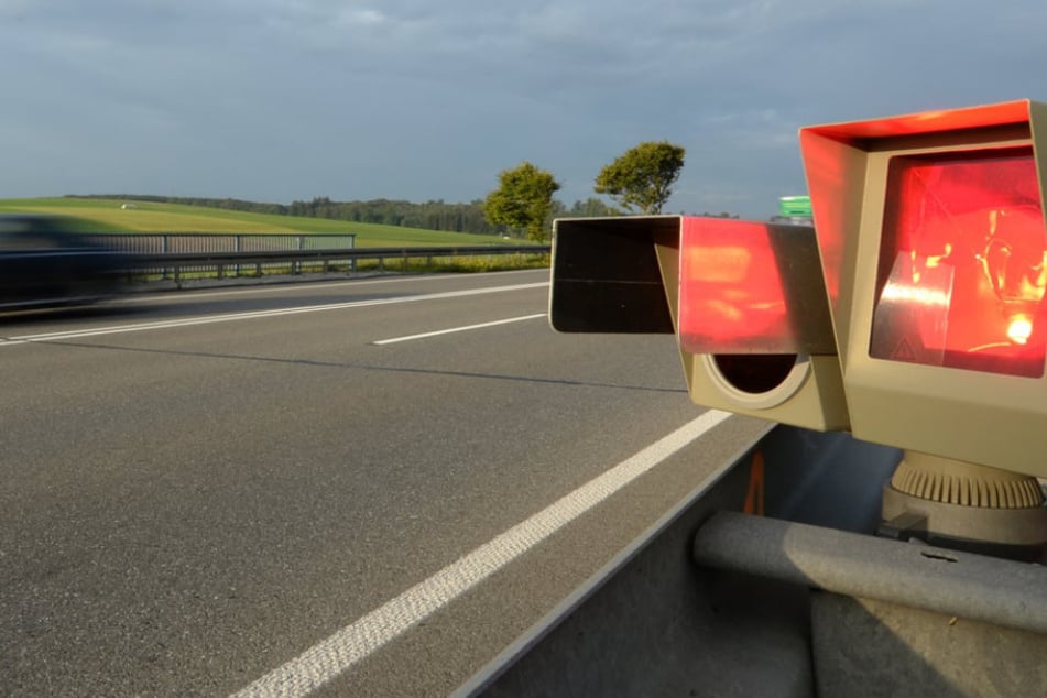 Am schnellsten war ein Autofahrer auf der A72 unterwegs: Er raste mit 165 km/h an der Kontrolle vorbei. (Symbolbild)