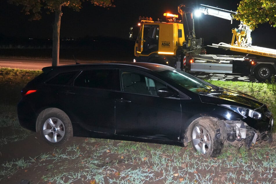 Hyundai landet nach Ausweichmanöver auf Feld und kracht gegen Baumstumpf