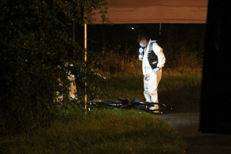 Mitarbeiter der Spurensicherung stehen am Fundort der Leiche in Bayreuth.