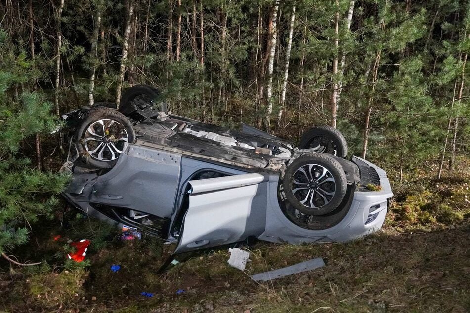 Der Ford überschlug sich und kam auf dem Dach neben der Bundesstraße zum Liegen.