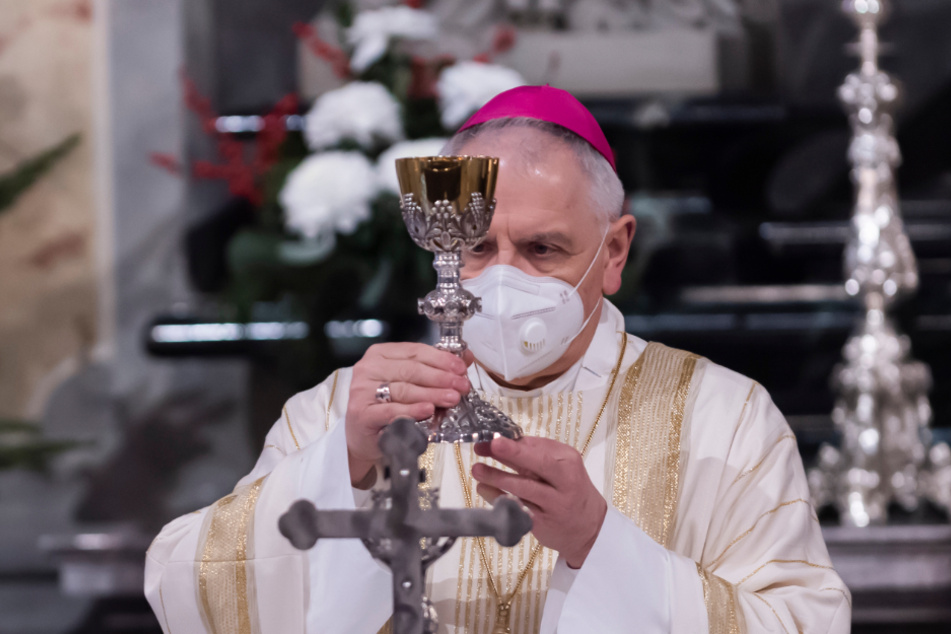 Bischof Heinrich Timmerevers feiert mit einer kleinen Zahl an Gläubigen, die sich für diesen Gottesdienst vorher anmelden mussten, am 1. Weihnachtsfeiertag das Hochamt zu Weihnachten in der Kathedrale Dresden.