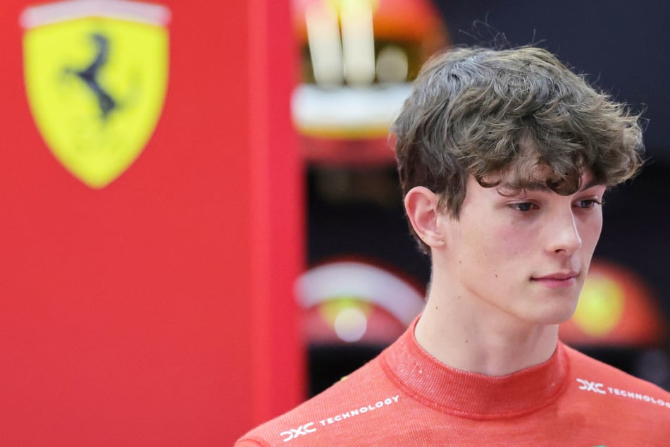 Jetzt mischt er die Formel 1 auf: Ferrari-Wunderkind (18) versemmelte Führerscheinprüfung!