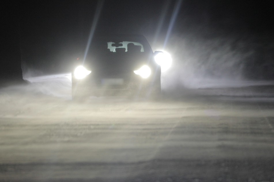 Im Erzgebirge konnten die Autofahrer nur langsam fahren. Der Sturm behinderte die Sicht.