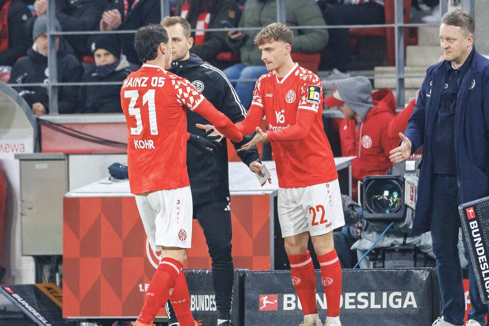 In der 59. Minute hatte der Mainzer Trainer Urs Fischer ein Einsehen, nahm den stark Platzverweis-gefährdeten Dominik Kohr (links) vom Feld.
