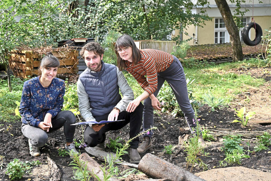 Haben für das Projekt Hand in Hand gearbeitet: Hydrologin Sarah Hänel (35), Landschaftsarchitekt Max Georgi (33) und Hanna Witte (33, v.l.) vom BUND.