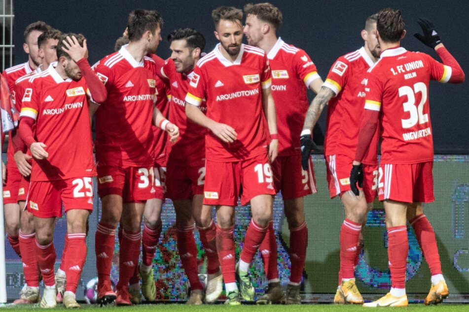 Die Mannschaft jubelt über das 1:0 von Cedric Teuchert gegen Bayer 04 Leverkusen.
