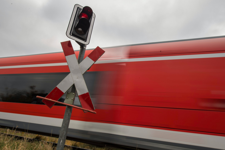An einem unbeschrankten Bahnübergang in Schwaben kam es zum Unfall. (Symbolbild)