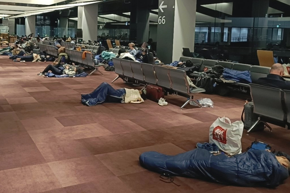Die Reisenden mussten in Schlafsäcken auf den Gängen des Flughafens Narita schlafen.