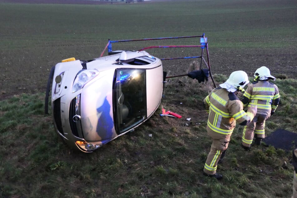 Der Opel hatte sich überschlagen, zwei Personen wurden verletzt.