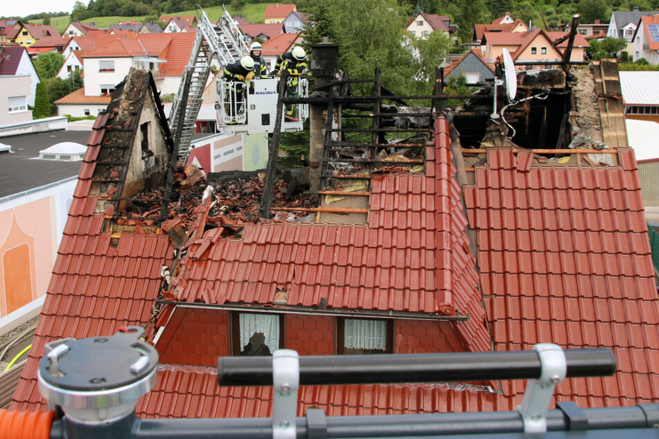 Feuerwehr kämpft mehrere Stunden: Flammen zerstören Dachstuhl in Heiligenstadt