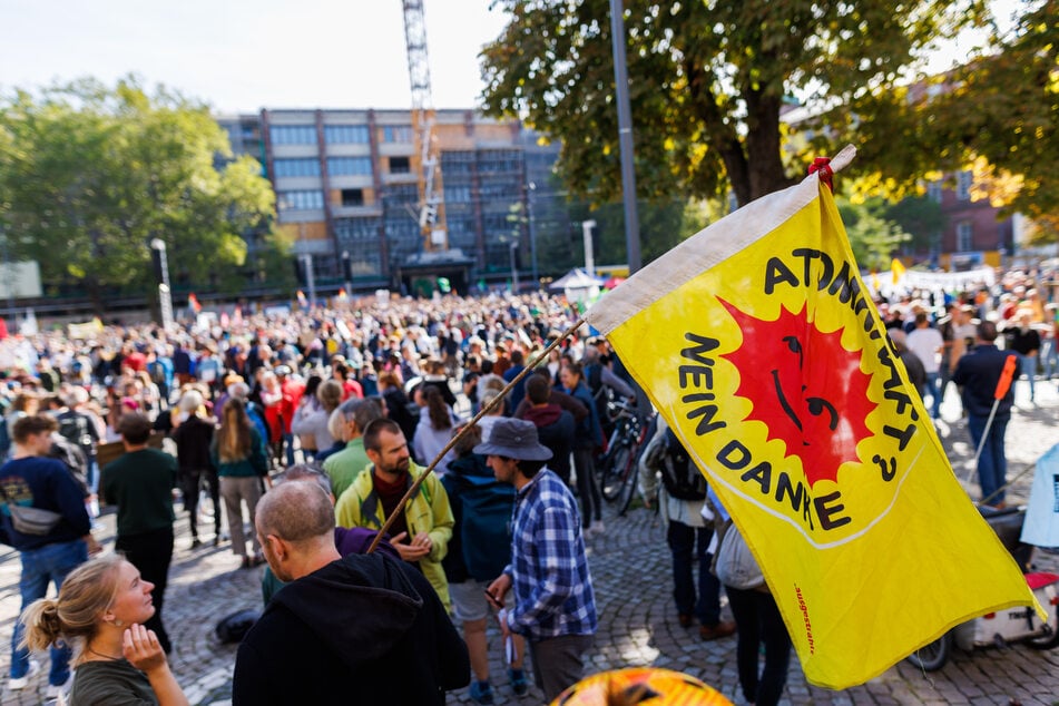 Teilnehmer des Klimastreiks von Fridays for Future stehen auf dem Platz der Alten Synagoge in Stuttgart.