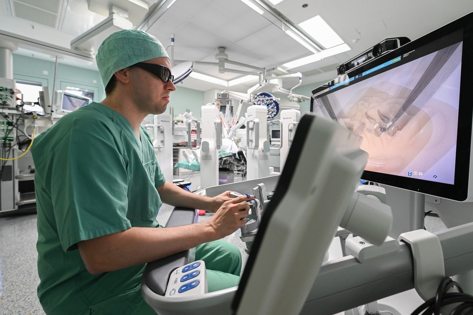 Ein Operateur demonstriert die Arbeit am "Hugo"-Steuerpult im Operationssaal der Klinik für Urologie in der Uniklinik.