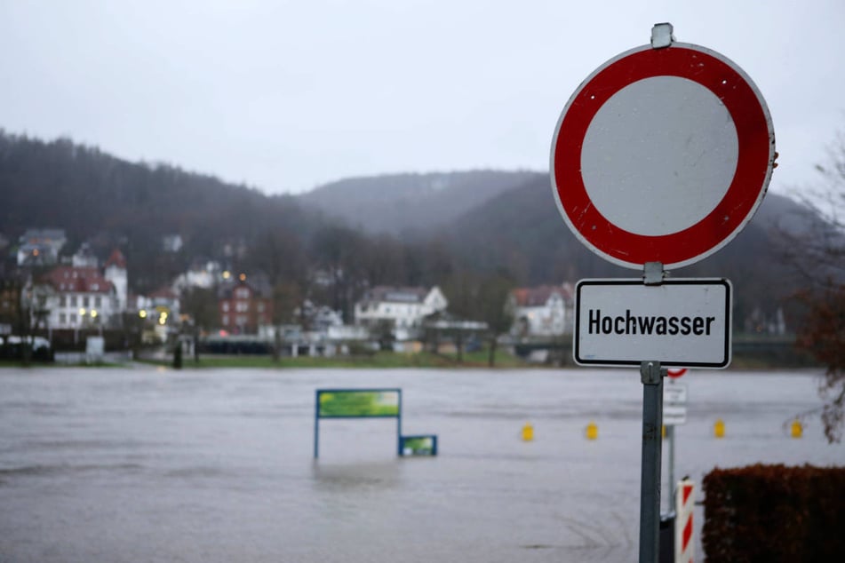 Bereits zu den Weihnachtsfeiertagen war die Hochwasserlage in Hessen angespannt, so wie hier in Bad Karlshafen an der Weser.