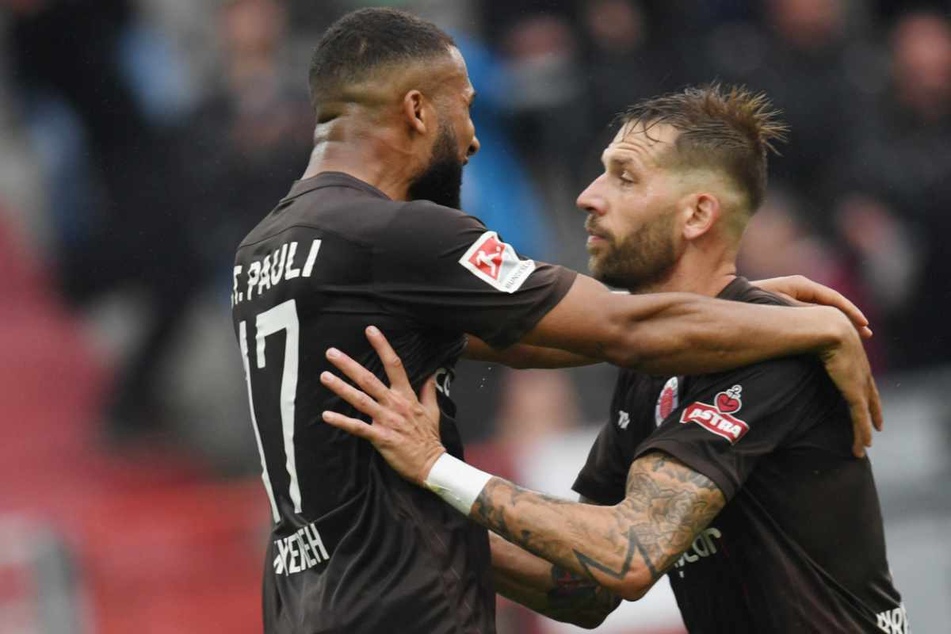 Gemeinsamer Jubel: Daniel-Kofi Kyereh (25, links) legte Guido Burgstaller (32) beide Treffer auf.