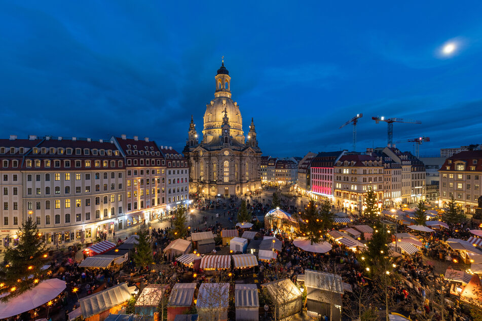 Blick auf den historischen Weihnachtsmarkt auf dem Neumarkt vor der Dresdner Frauenkirche am Abend.