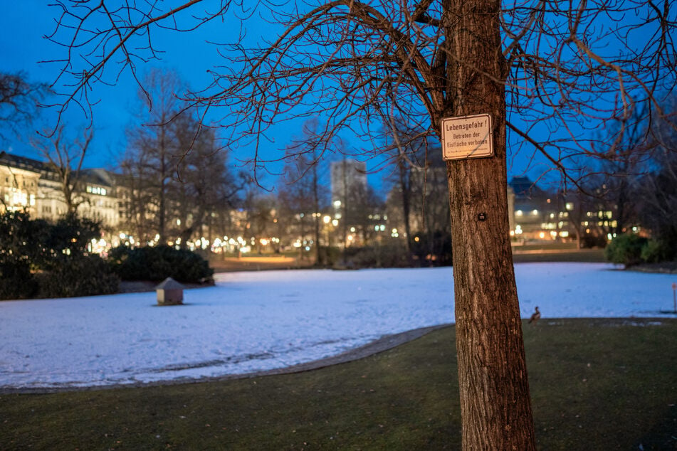 In der Wiesbadener Parkanlage "Warmer Damm" brachen am Montagnachmittag zwei Kinder in die Eisfläche des dortigen Weihers ein.