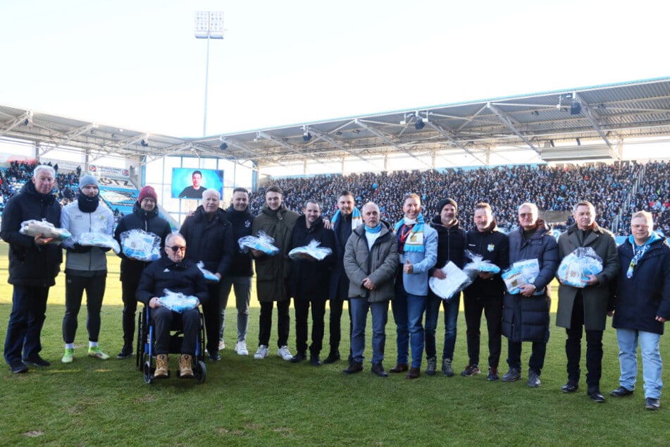 Im Rahmen des Jubiläumsspiels versammelten sich vor dem Spiel zahlreiche Spieler der "Legenden-Elf".