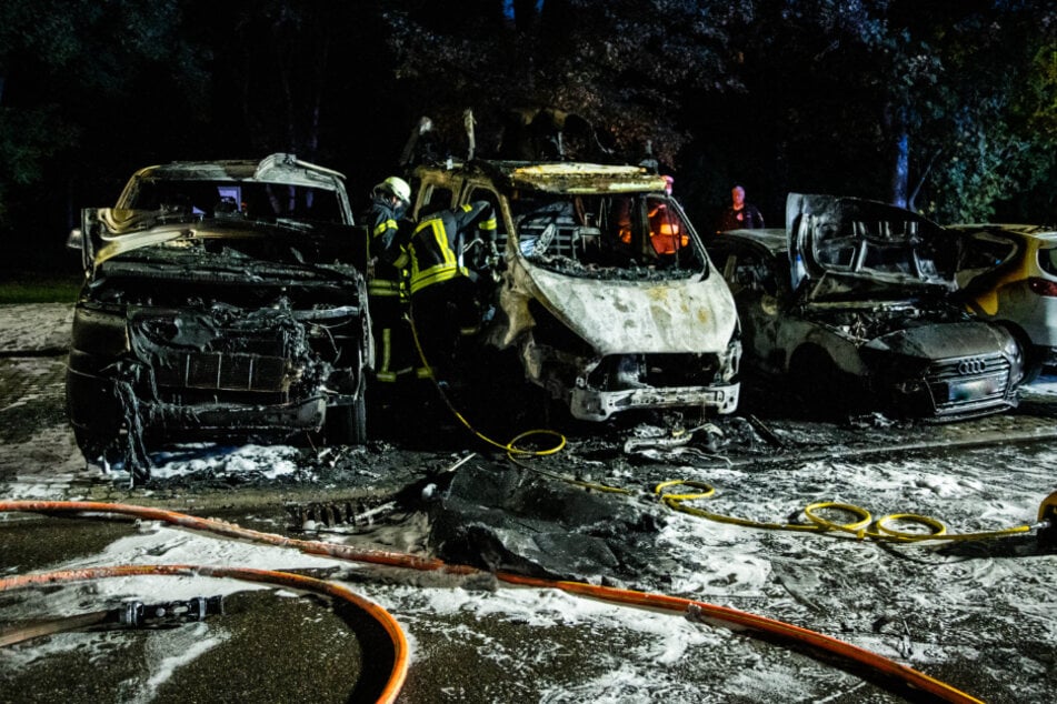 Diese Autos brannten in der Nacht auf Dienstag aus. In der Folgenacht loderten erneut Flammen.