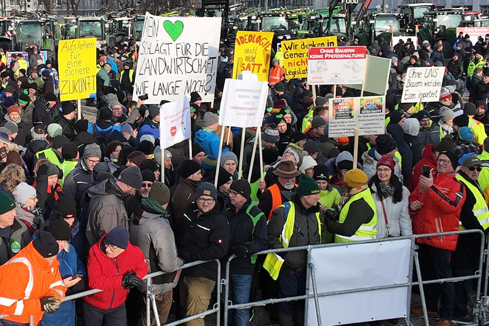 Tausende Landwirte gehen in Bayern auf die Straßen und protestieren gegen die Gesetzespläne der Ampel.