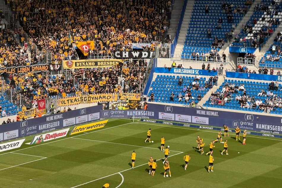 Dynamo kommt als Erstes auf den Rasen und macht sich vor den eigenen Fans warm.