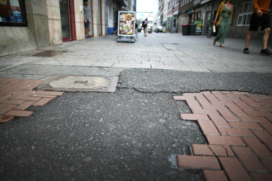 Der Ort in der Düsseldorfer Altstadt, an dem im August 2020 ein umstrittener Polizeieinsatz stattgefunden hat. Dabei hatte ein Polizist einen Jugendlichen mit dem Knie am Kopf zu Boden gedrückt. (Archivbild)