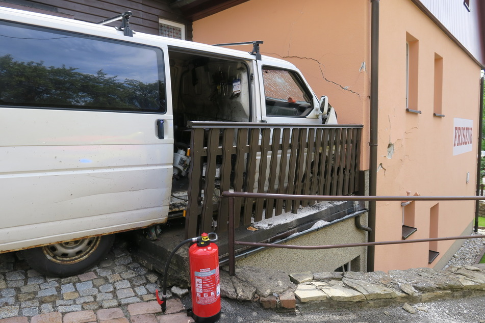 Die Hauswand wurde durch den Aufprall extrem beschädigt - es bildeten sich zahlreiche Risse.