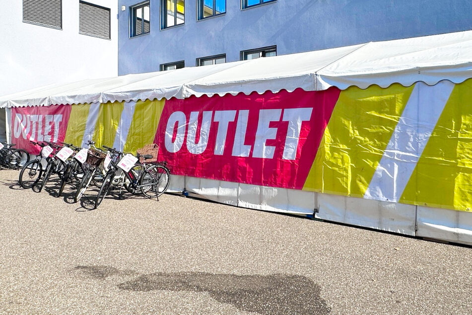 Outlet-Preise beim Zeltverkauf von MediaMarkt in Stuttgart-Feuerbach.