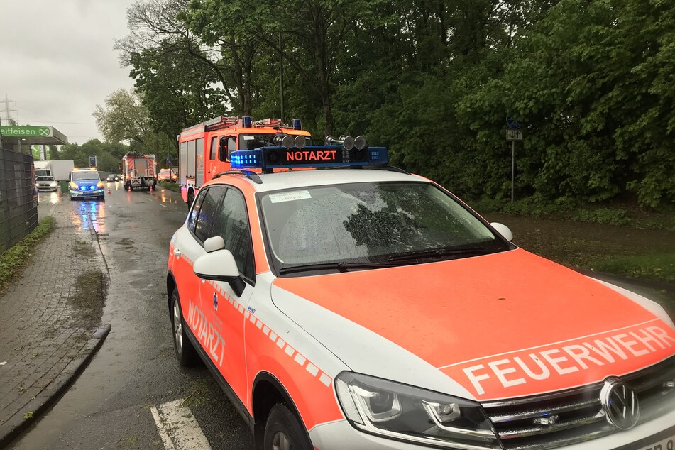 In Bottrop wurde eine Fußgängerin (19) unter einem umgestürzten Baum eingeklemmt. Die junge Frau wurde in ein Krankenhaus geflogen.