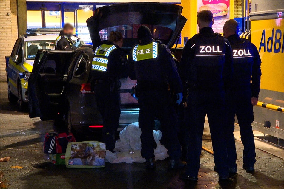 Scharfe Schusswaffe in Auto entdeckt: Fahrer vorläufig festgenommen