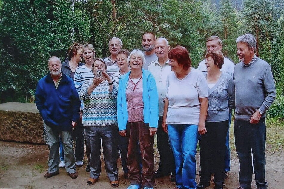 Die Gruppe wird kleiner, aber weiterhin treffen sich die Freunde von damals gemeinsam mit ihren Ehefrauen Jahr für Jahr.