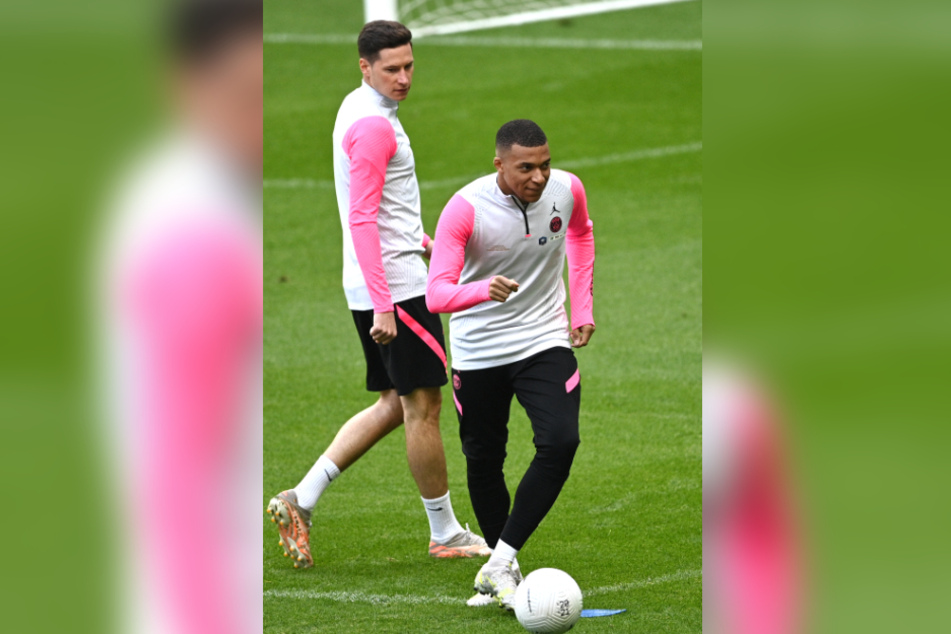 Kylian Mbappé (r.) und Julian Draxler können nun viel gemeinsam trainieren. (Archivbild)