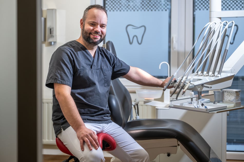 Jan-Philipp Kunze (32) hat seine Zahnarztpraxis im vogtländischen Auerbach.