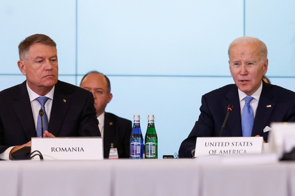 Romania's President Klaus Iohannis (l.) and US President Joe Biden at the NATO Bucharest Nine (B9) Summit at the Presidential Palace in Warsaw, Poland, on Wednesday.