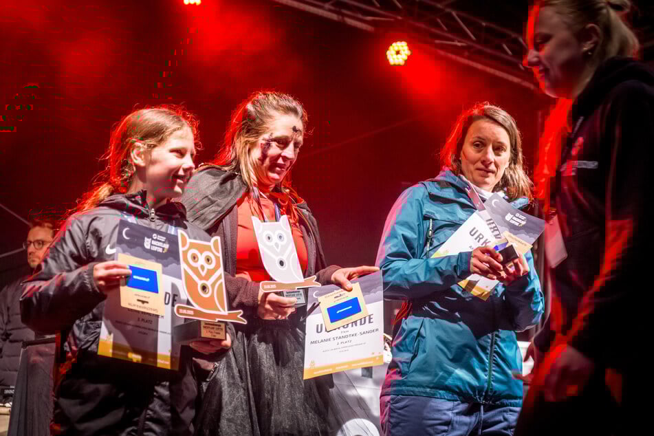Im Kostüm wurde Melanie Standtke-Sander (M.) Zweitschnellste über drei Kilometer.