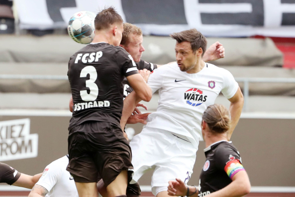 14. Juni 2020: Sören Gonther im weißen Trikot des FC Erzgebirge Aue im Spiel gegen den FC St. Pauli im Duell mit Leo Oestigard (Nr. 3) und Keeper Robin Himmelmann.