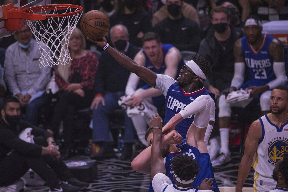 Reggie Jackson scores for the Clippers in their win over the Warriors.