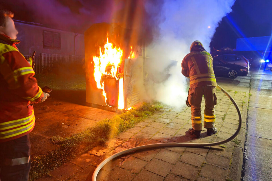 Im Harz wurden in der Nacht mehrere Altkleidercontainer in Brand gesteckt.