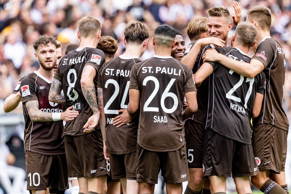 Die Mannschaft vom FC St. Pauli will mit erfolgreichem Fußball in die Bundesliga. 