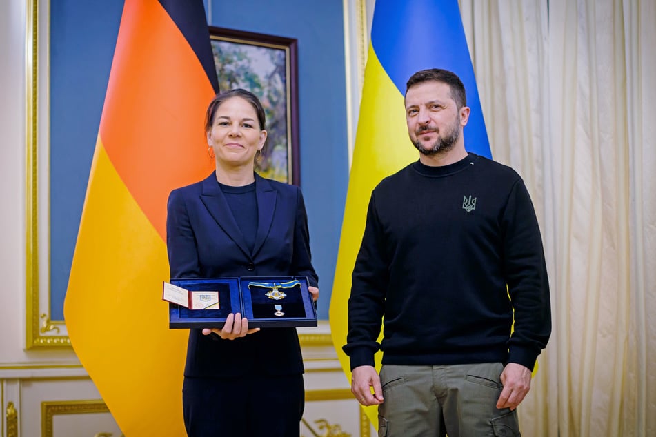 Ukraine-Präsident Wolodymyr Selensky hat Analena Baerbock mit einem imposanten Orden ausgezeichnet - eine große Ehre für die versierte Außenpolitikerin.