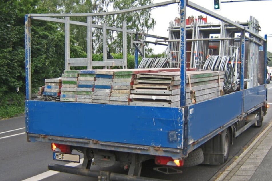 Laster ist schwer überladen, Fahrer hat keinen gültigen Führerschein!
