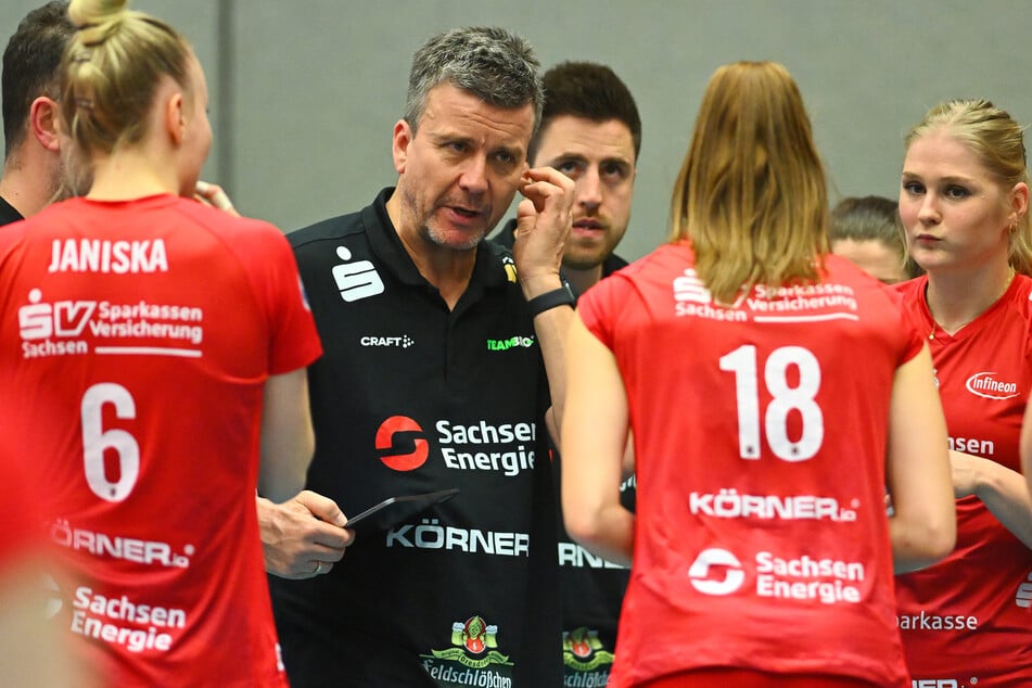 Coach Alexander Waibl (55, M.) muss sich über die Frische seiner Spielerinnen ein wenig Gedanken machen.