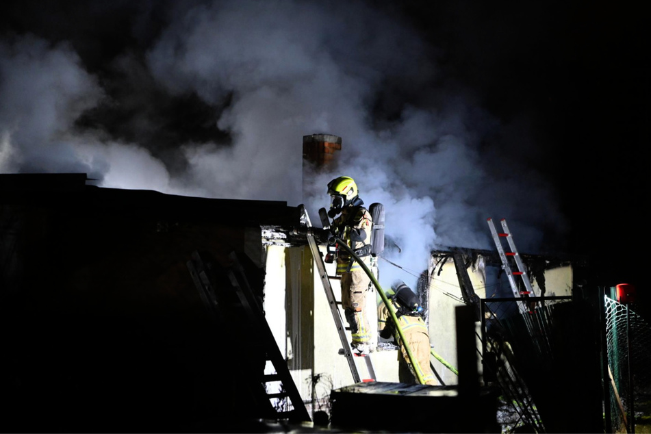 Berlin: Gartenlaube steht in Flammen: Brandstiftung vermutet