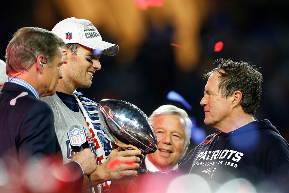 Tom Brady (l.) won six Super Bowls with New England under the coaching of Bill Belichick.
