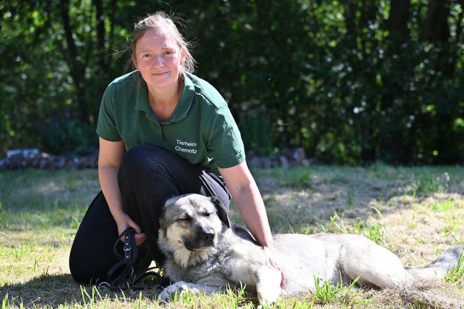 Tierheim-Leiterin Anne Schilling (37) mit Mischlings-Hund Solea (2 1/2).