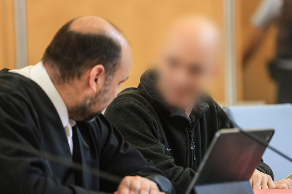 Insgesamt dreieinhalb Jahre Haft fordern die Staatsanwaltschaft für den Angeklagten - zu viel für Verteidiger Marvin Schroth (l.).