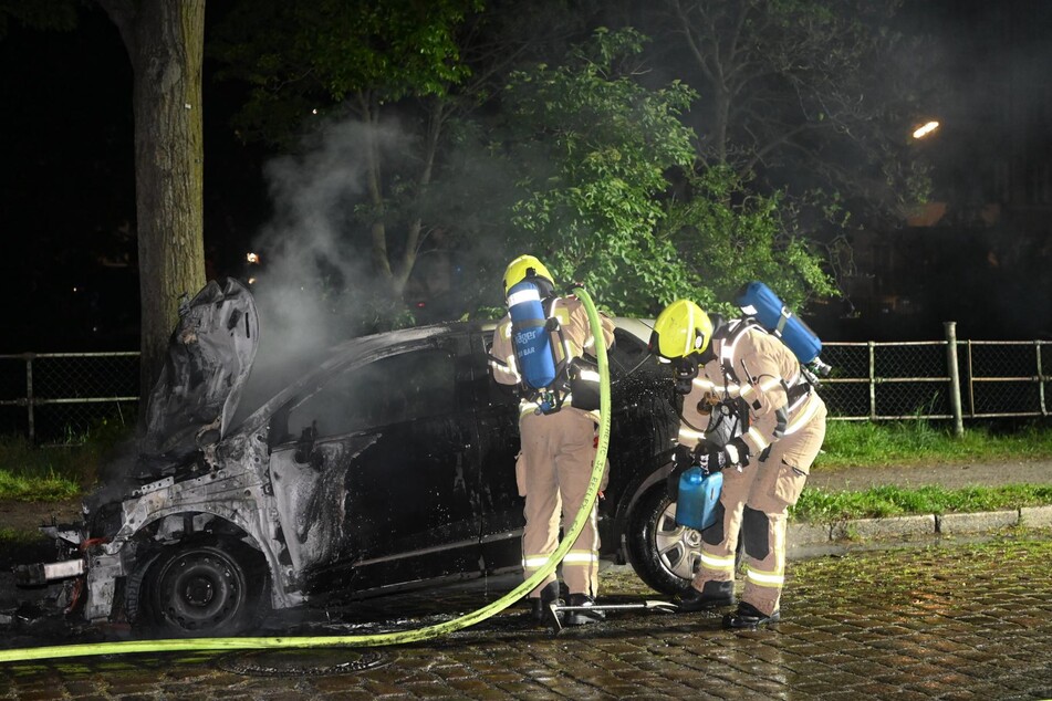 Am Kiehlufer in Neukölln löschten die Brandbekämpfer den vorderen Bereich eines Renaults.