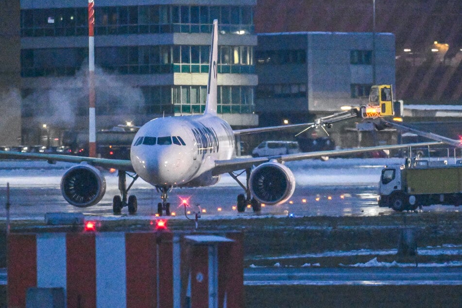 Die betroffenen Flugzeuge müssen am Sonntagmorgen vom Eis befreit werden.