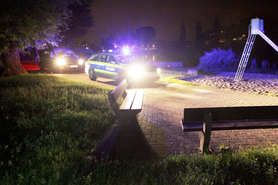 Überfall am Elbufer: Männer attackieren Teenager mit Pfefferspray und rauben sie aus